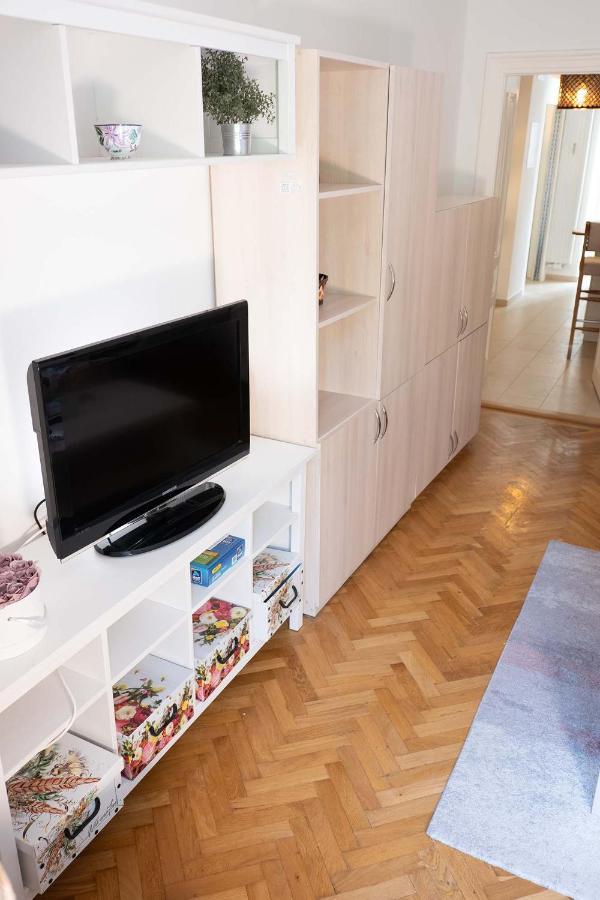 2 Rooms & Balcony - Top Location! Vienne Extérieur photo