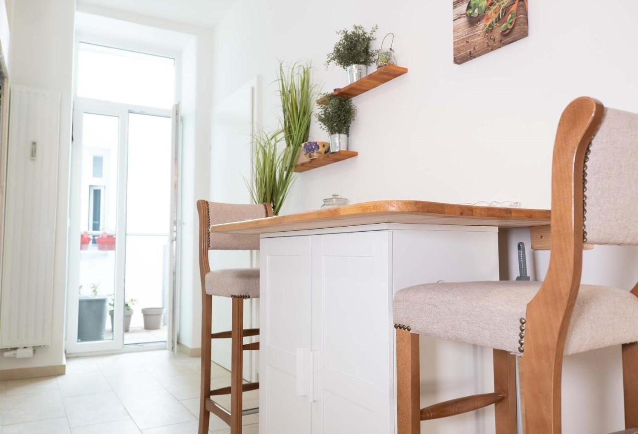 2 Rooms & Balcony - Top Location! Vienne Extérieur photo
